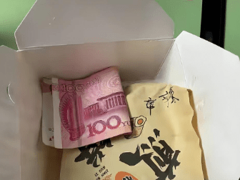 点外卖备注"孩子化疗不能吃辣"老板偷偷塞钱 家长发声