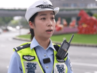 00后学医女孩弃研成为上海交警：瞒着父母参加考试