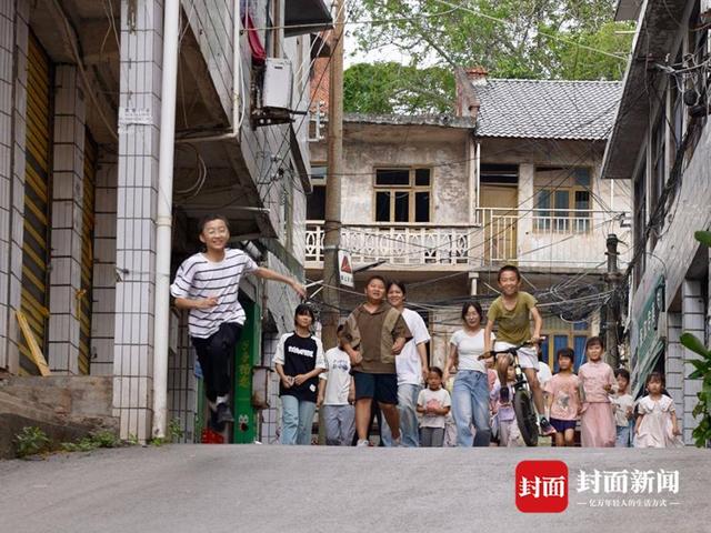 小镇“傻老头”，与全村孩子一“约”就是21年｜人间事儿