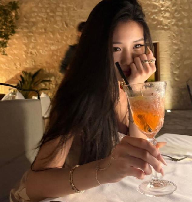 汪峰大女儿晒度假美照，21岁小苹果大秀纤细蛮腰，身材气质像妈妈