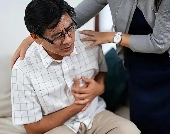 凌晨心梗猝死的人增多？医生提醒：夜间口渴，也不要喝4种水