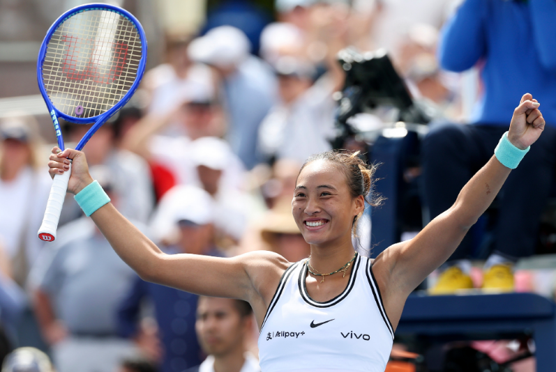 重返美网八强！郑钦文2-0横扫斯瓦泰克 重演0-5落后连赢七局神迹