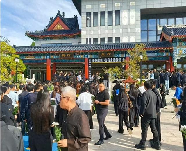 龚爽告别仪式细节曝光 丈夫捧遗照送别 父亲头发花白 骨灰归葬十堰