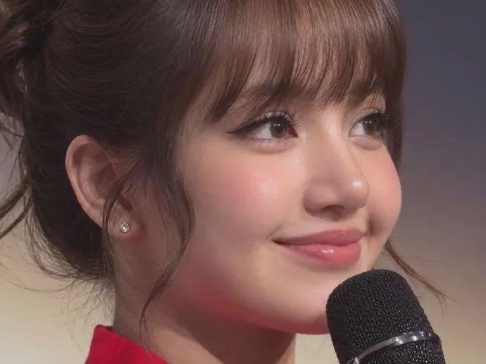 Lisa说YG娱乐限制她很多，尤其强调不让她去夜店，谈恋爱也要隐藏