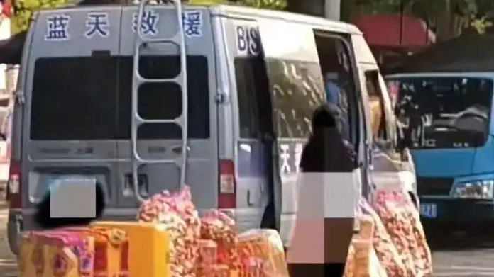 “救援车辆”售卖祭祀用品引争议