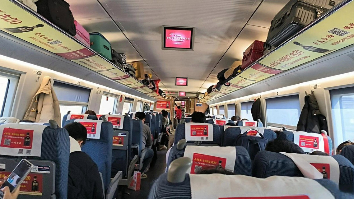 旅客在高铁上用水果刀削苹果