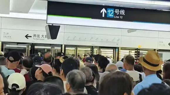 “能看海的地铁”试乘首日挤爆了