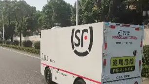 无人快递车勇闯围挡 气到路政人员