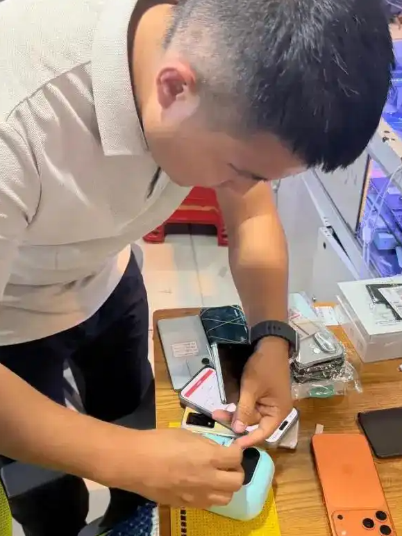 小伙211毕业卖手机第1个月赚3万