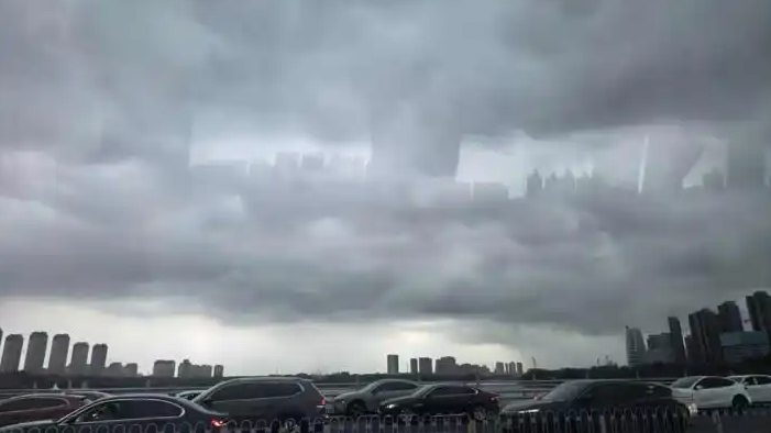 沈阳市民路过大桥目睹“海市蜃楼”