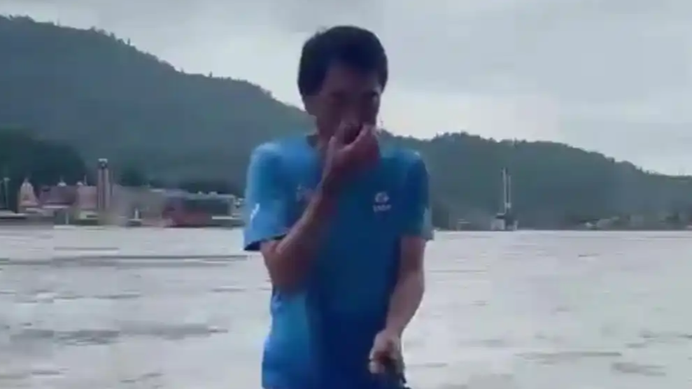 日本驻印度大使恒河沐浴