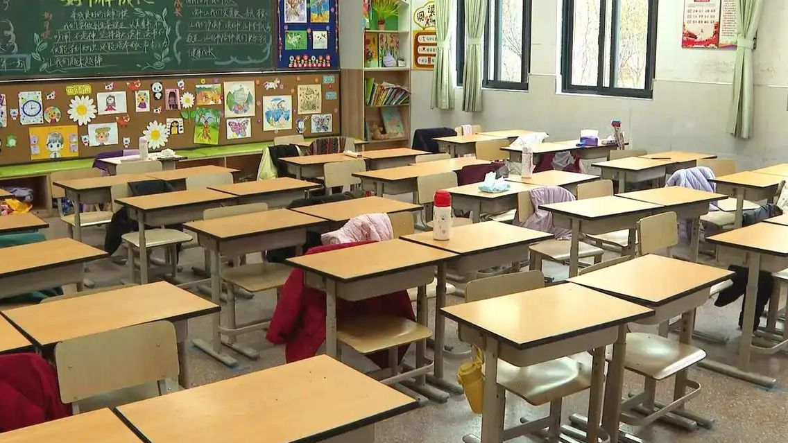 小学家长会要求穿正装 校方回应