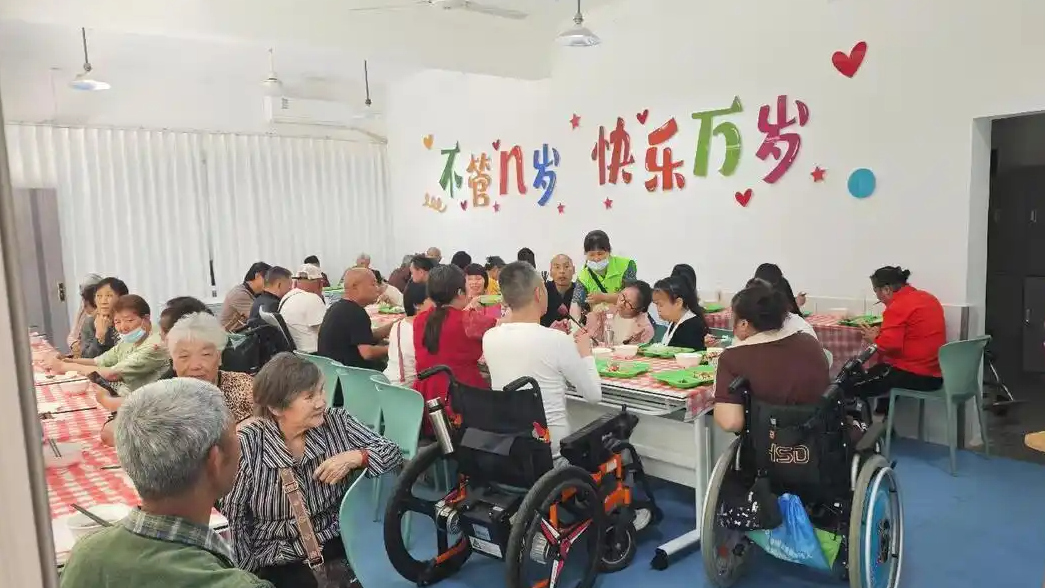 小学改养老院不是“换块牌子”就行