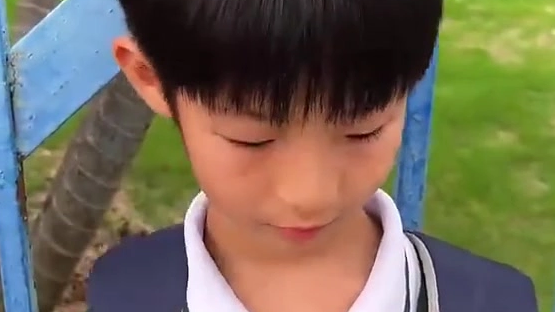 妈妈嘱咐双胞胎一个别惹事一个别怂