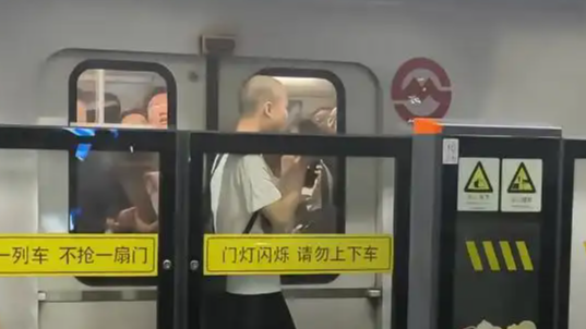 上海地铁一乘客被卡车门与屏蔽门之间