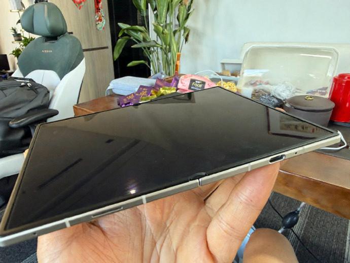 iPhoneUltra 折痕