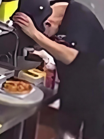 店员将头屑狂撒到披萨上 门店回应