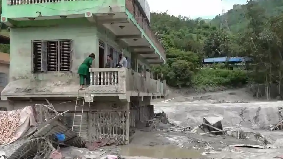 记者重访尼泊尔受灾区时陷淤泥