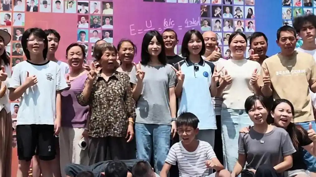 女孩考入国防科大 20多家人自驾送学
