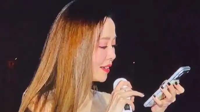 张靓颖演唱会掏出手机看歌词