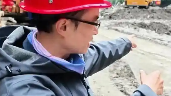 西藏吉隆有挖掘机意外坠河