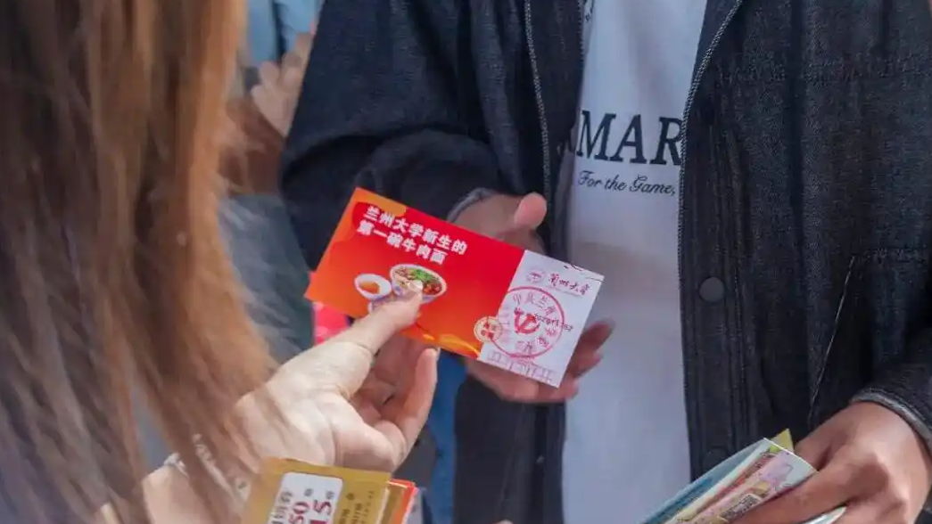 兰州大学用“一碗牛肉面”迎接新生