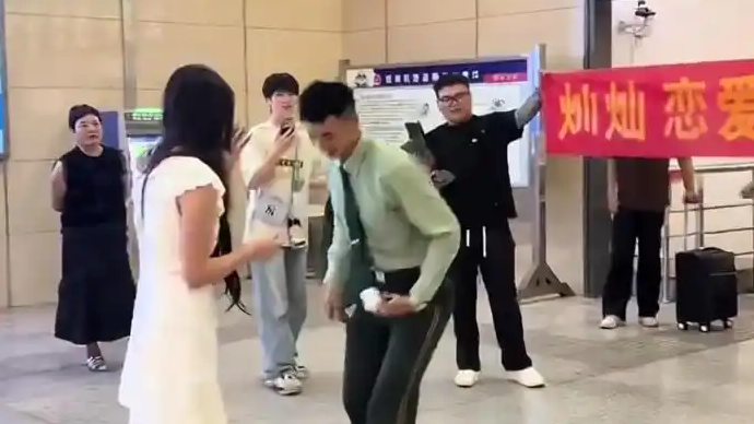 女生接男友退伍反被惊喜求婚