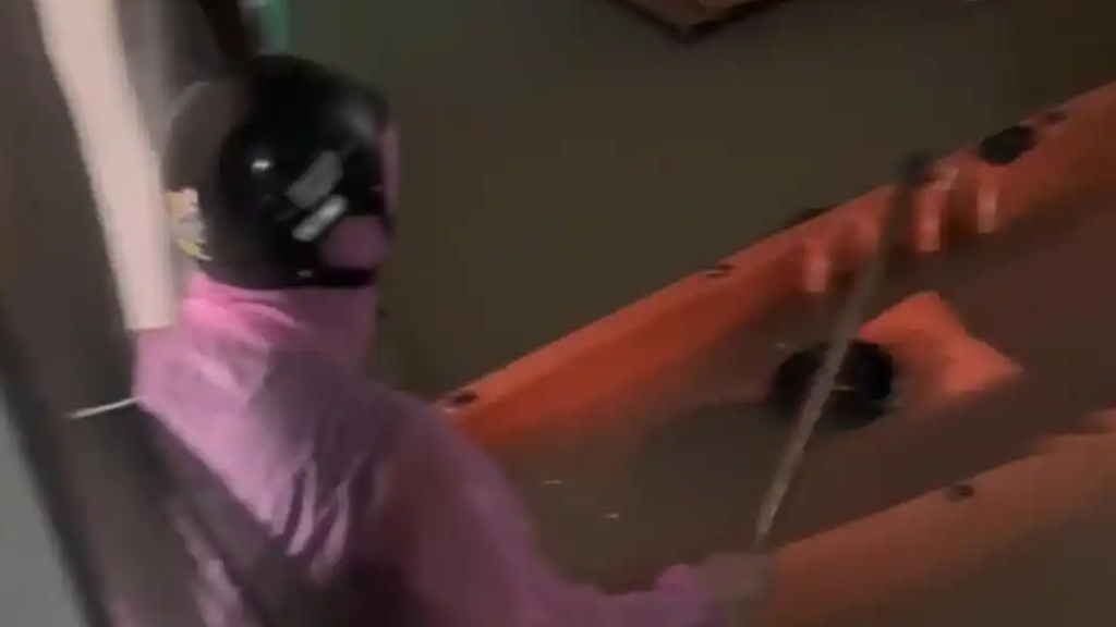 水位涨至胸口 男子划皮划艇挨家救援