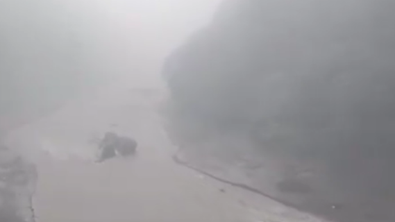 吉隆口岸方向发现堰塞湖