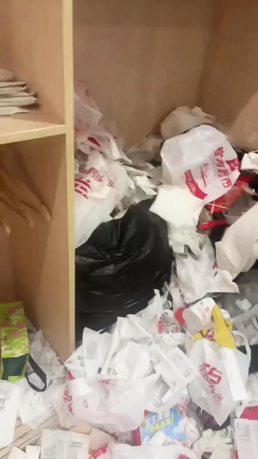 男女入住酒店145天 房间变成垃圾场
