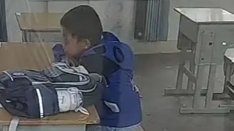 男孩开学报到整个一年级就他一个人