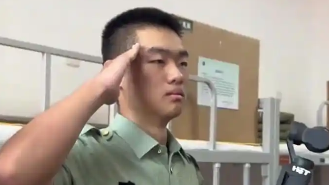 “兵王”父亲送儿子到国防科大报到