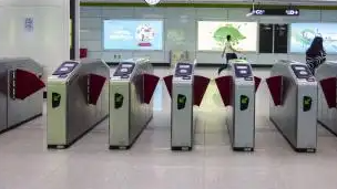多名年轻人钻闸机逃票 南昌地铁通报