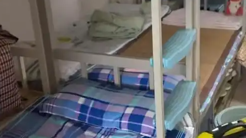 学校回应宿舍两张架子床拼成双人床