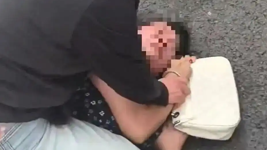 女子当街被殴打扒裤 当地回应