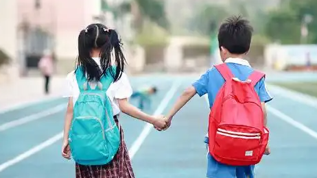 青岛10.7万一年级小学生踏入校园