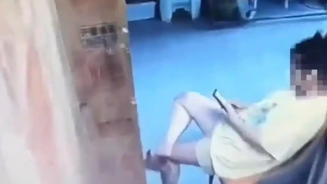 业主为蹭电梯空调 用椅子卡死电梯门