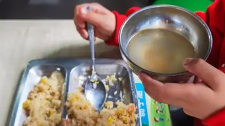 学生雨天打伞端饭盒回教室 校方回应