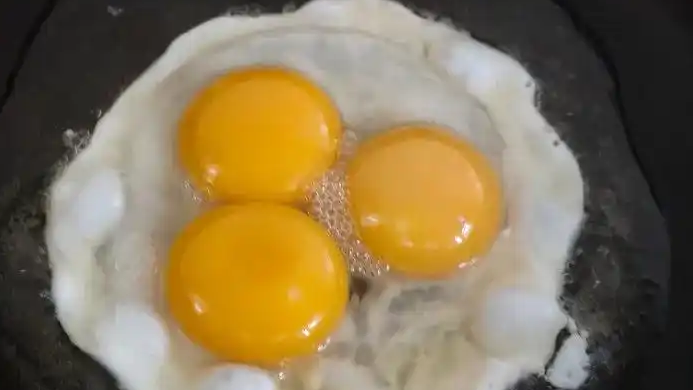 女子做饭发现三黄蛋：像中了彩票