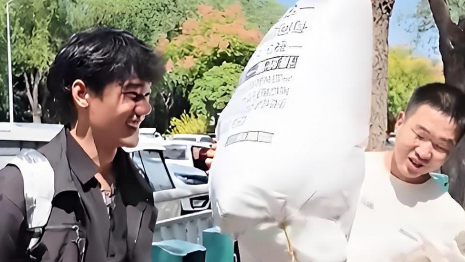 22岁侄子扛行李送19岁叔叔上大学