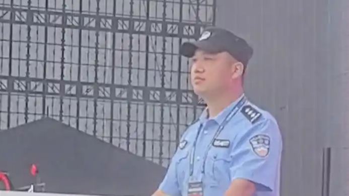 警察音乐节全程背对舞台 没看一眼