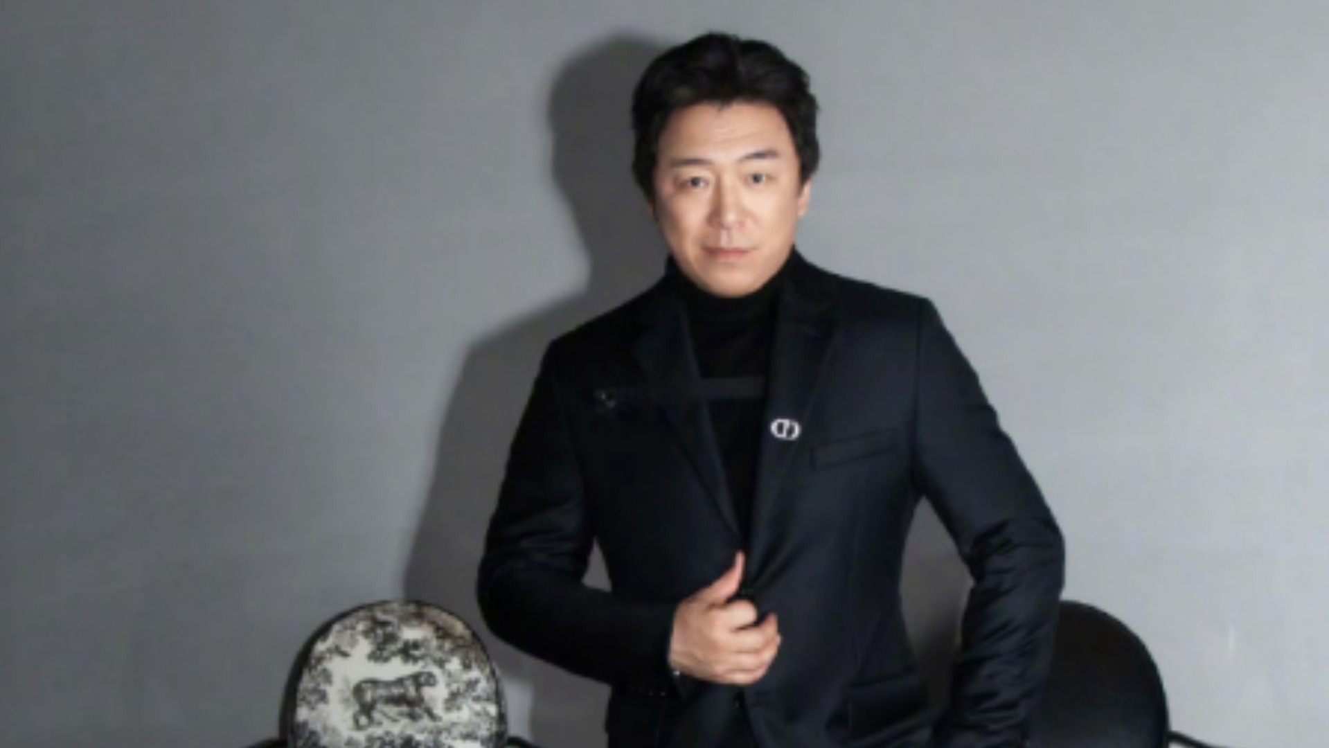 黄渤家门口骑自行车摔骨折