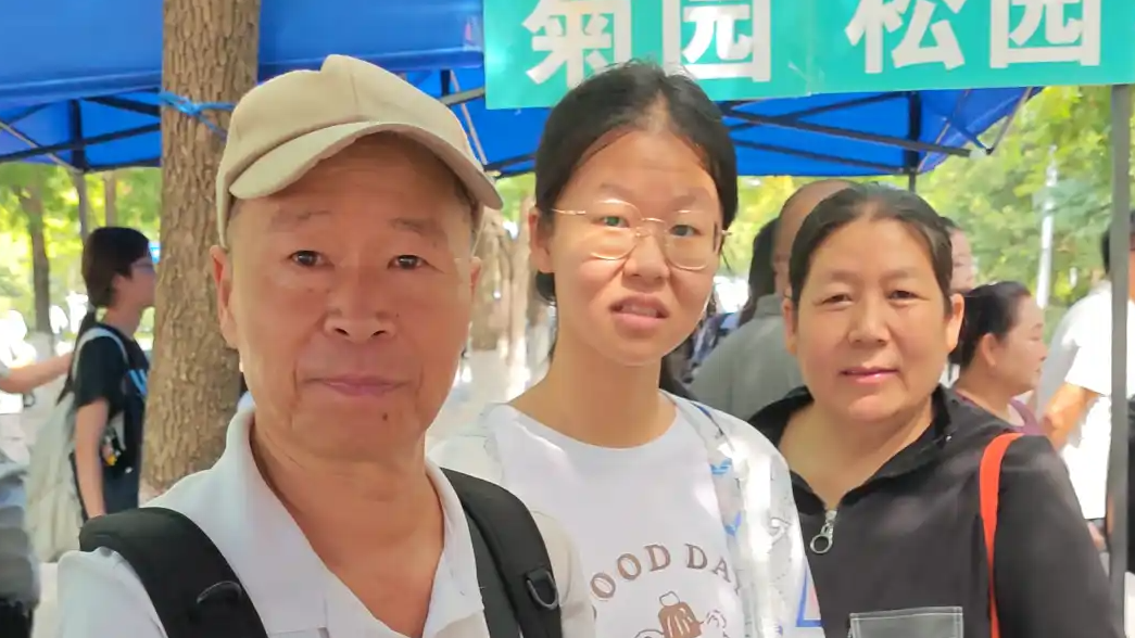 父亲送女儿到郑州上大学直呼高大上