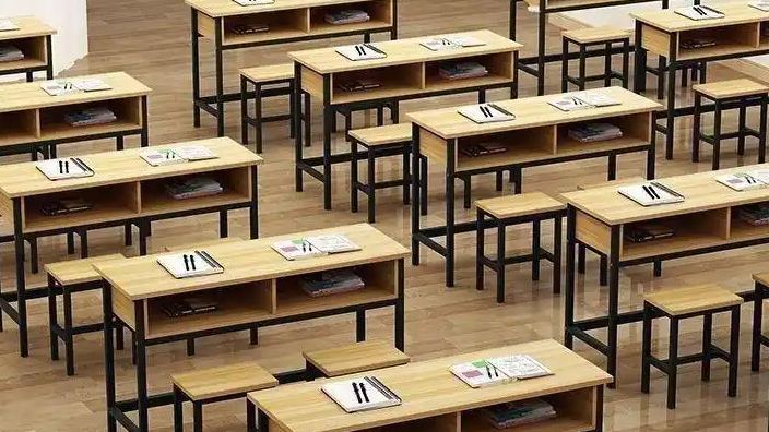 小学回应家长自费买349元一套桌椅