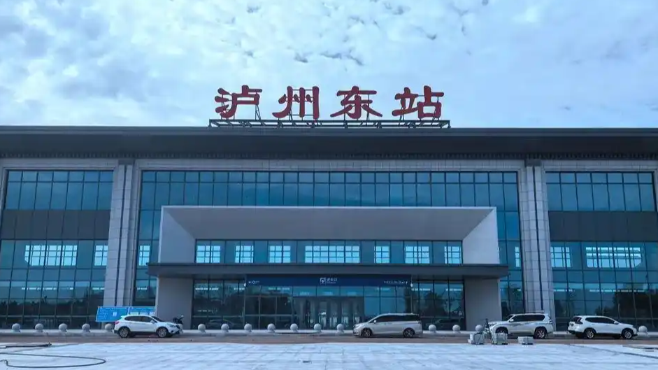 “名在市、站在县”的高铁站