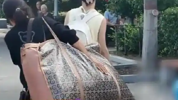 患癌母亲扛50斤行李送女儿上学