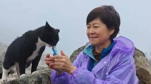敬一丹告别仪式现场排起长队