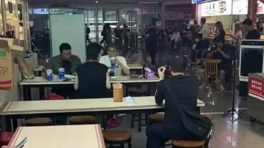 网友吃饭偶遇李乃文胡军和向佐