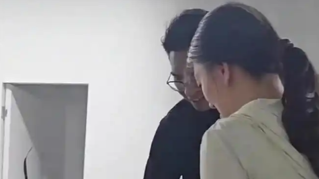 休产假的妈妈带2个月大娃去上班