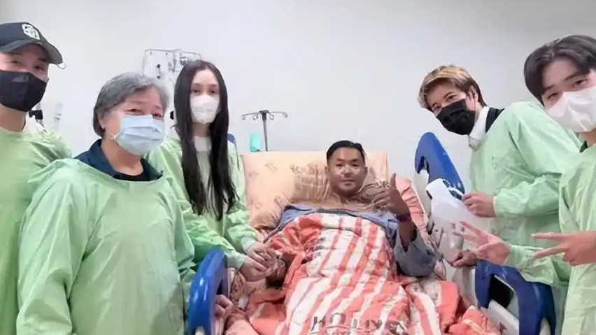 陈建州晒术后合照 王力宏等站病床边